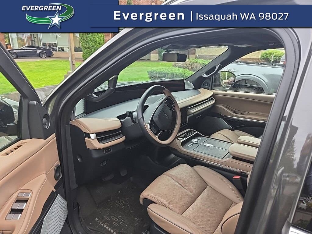 2025 Lincoln Navigator Black Label — photo 1 of 5