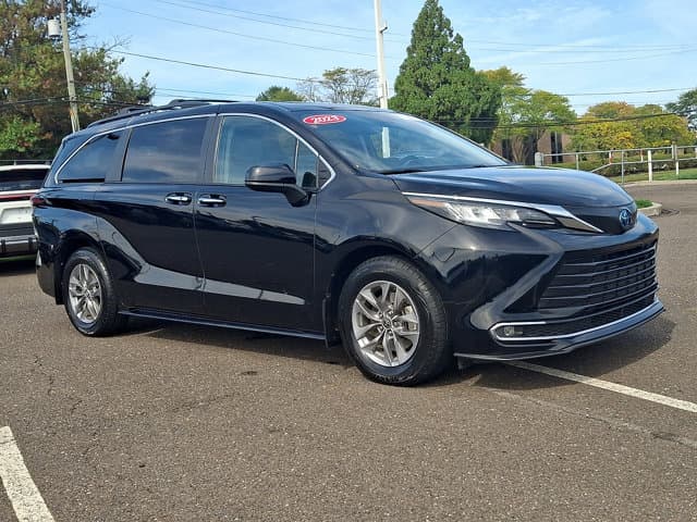 2023 Toyota Sienna XLE — photo 1 of 35