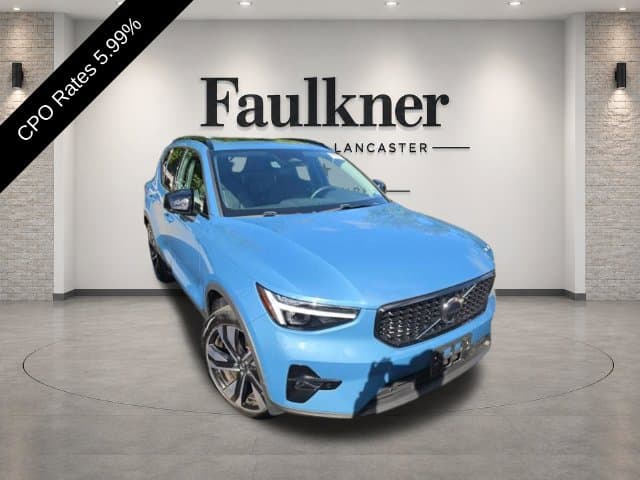 2025 Volvo XC40 Base — photo 1 of 11