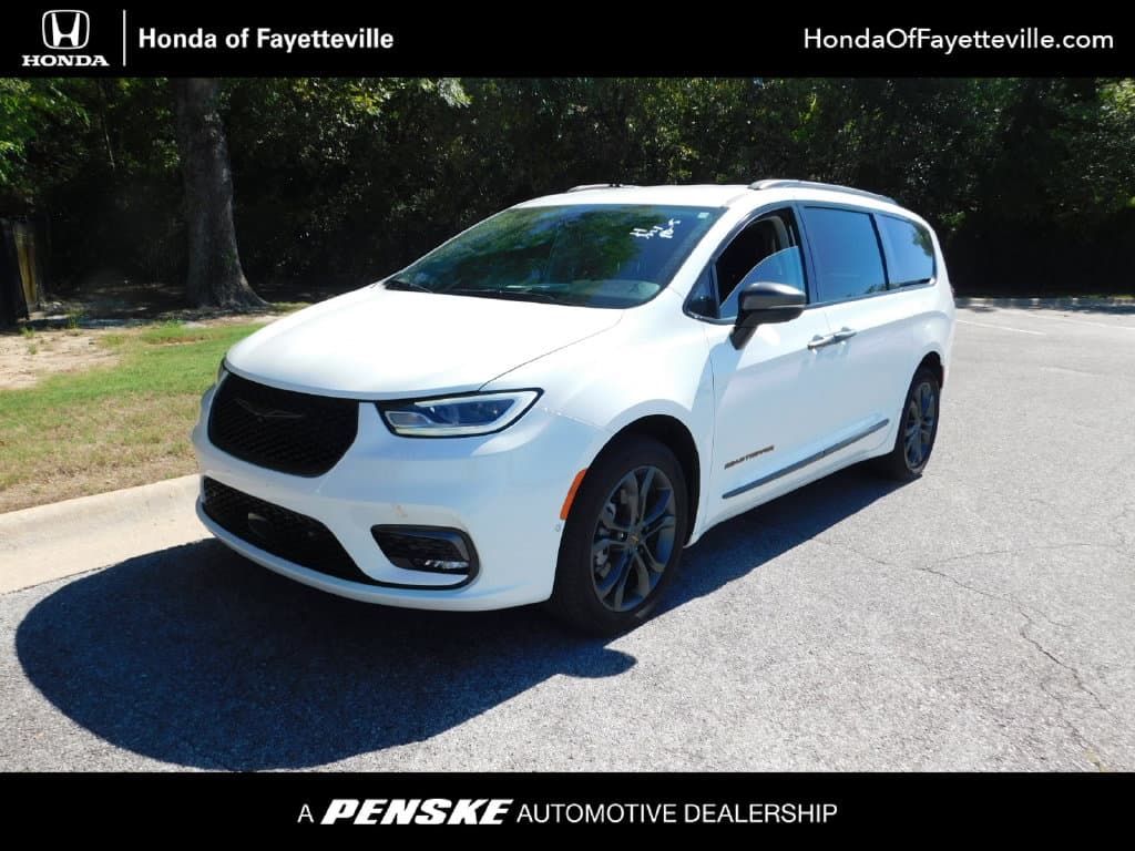 2024 Chrysler Pacifica Touring L — photo 1 of 11