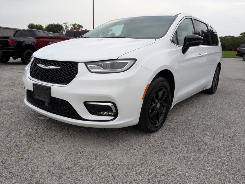 2024 Chrysler Pacifica Touring L — photo 1 of 39
