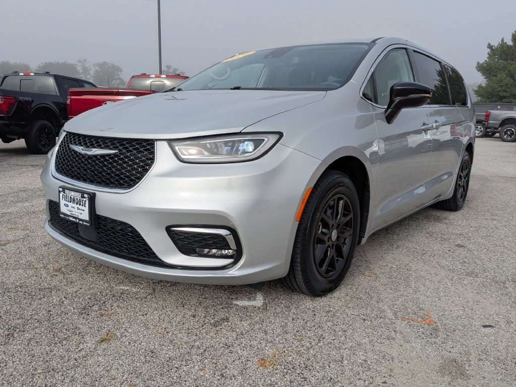 2024 Chrysler Pacifica Touring L — photo 1 of 40