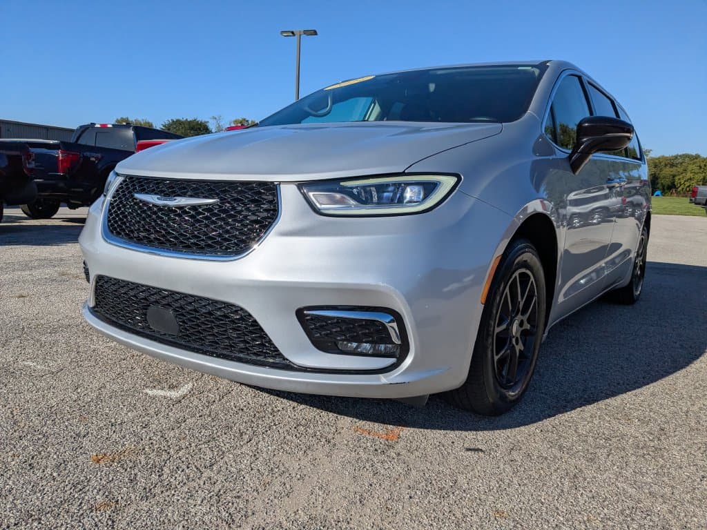 2024 Chrysler Pacifica Touring L — photo 1 of 42