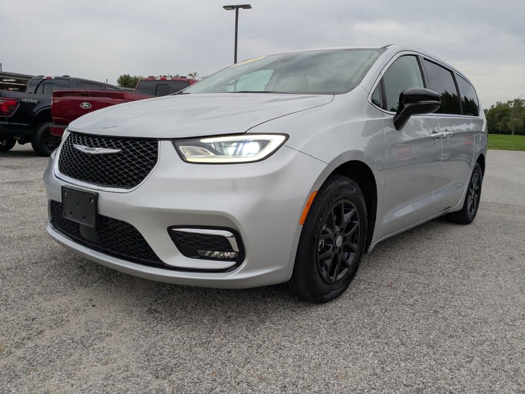 2024 Chrysler Pacifica Touring L — photo 1 of 41