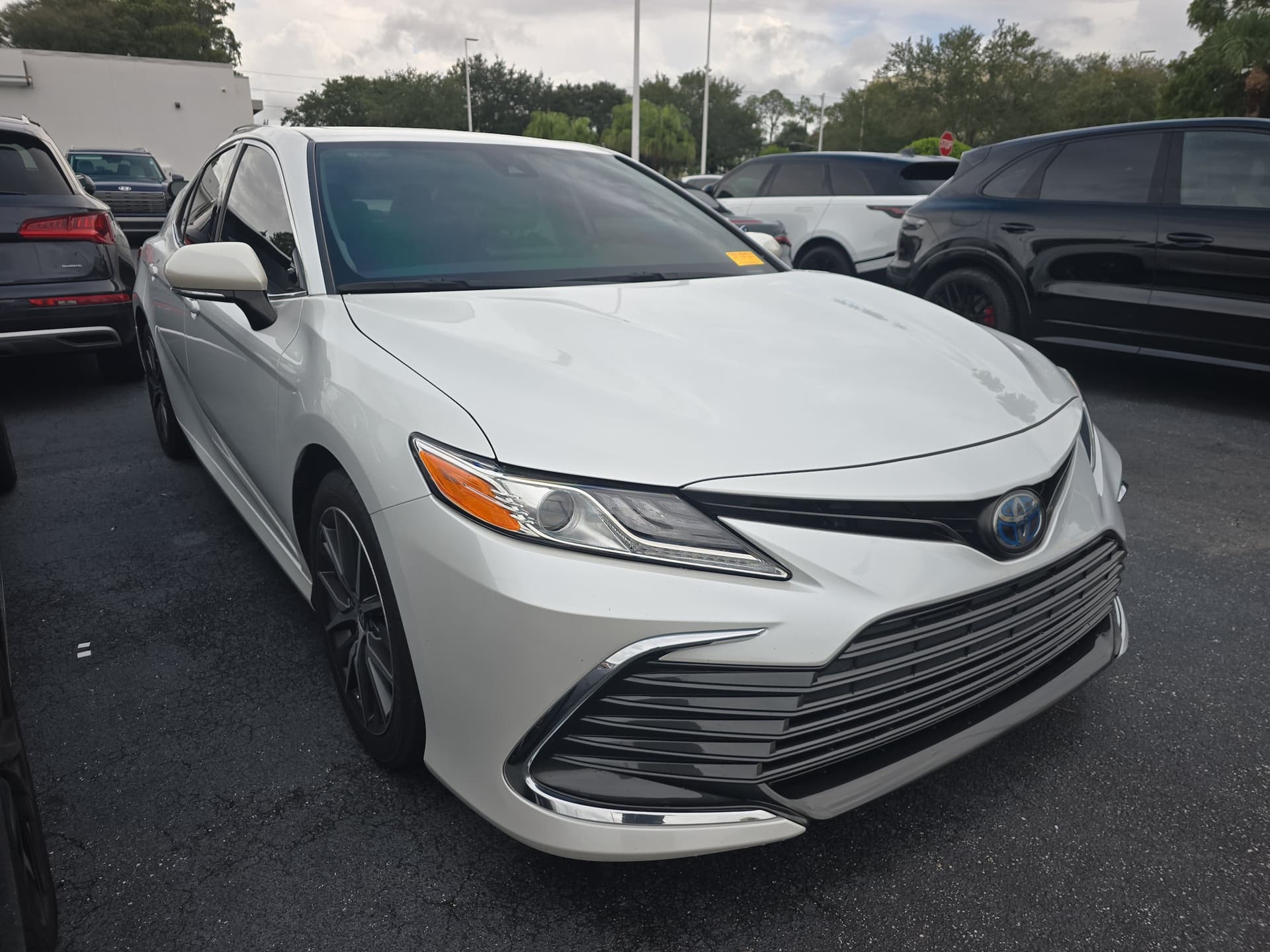 2022 Toyota Camry Hybrid XLE — photo 1 of 5
