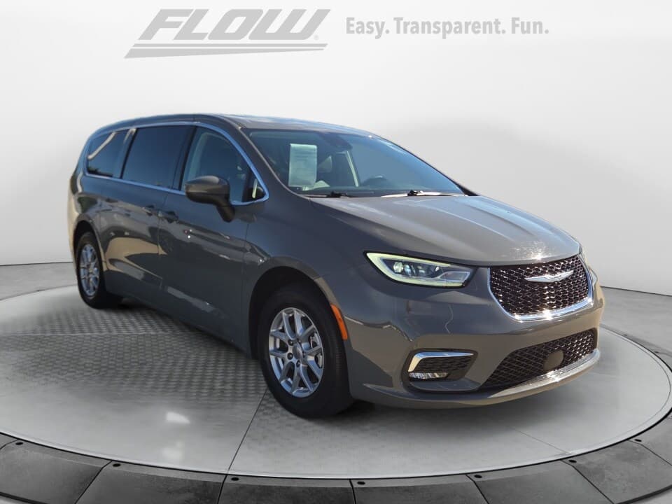2023 Chrysler Pacifica Touring L — photo 1 of 11
