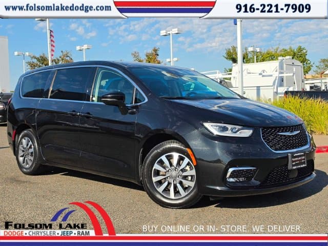 2022 Chrysler Pacifica Hybrid Touring L — photo 1 of 34