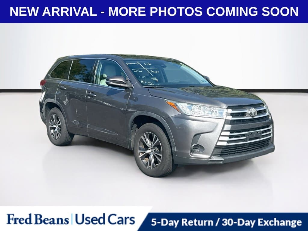 2017 Toyota Highlander LE — photo 1 of 12