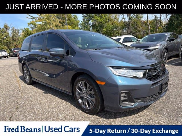 2025 Honda Odyssey Touring — photo 1 of 17