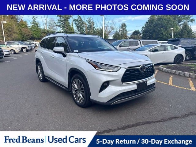 2023 Toyota Highlander Platinum — photo 1 of 13
