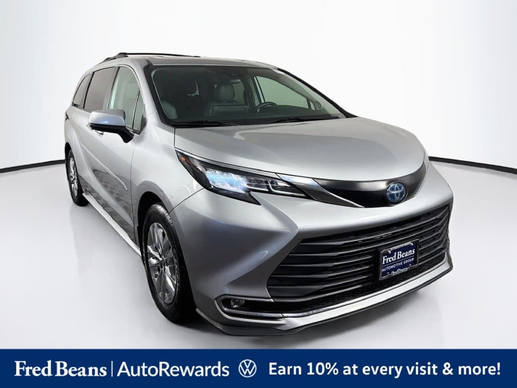 2022 Toyota Sienna XLE — photo 1 of 41