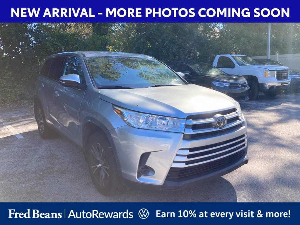 2019 Toyota Highlander Base — photo 1 of 14