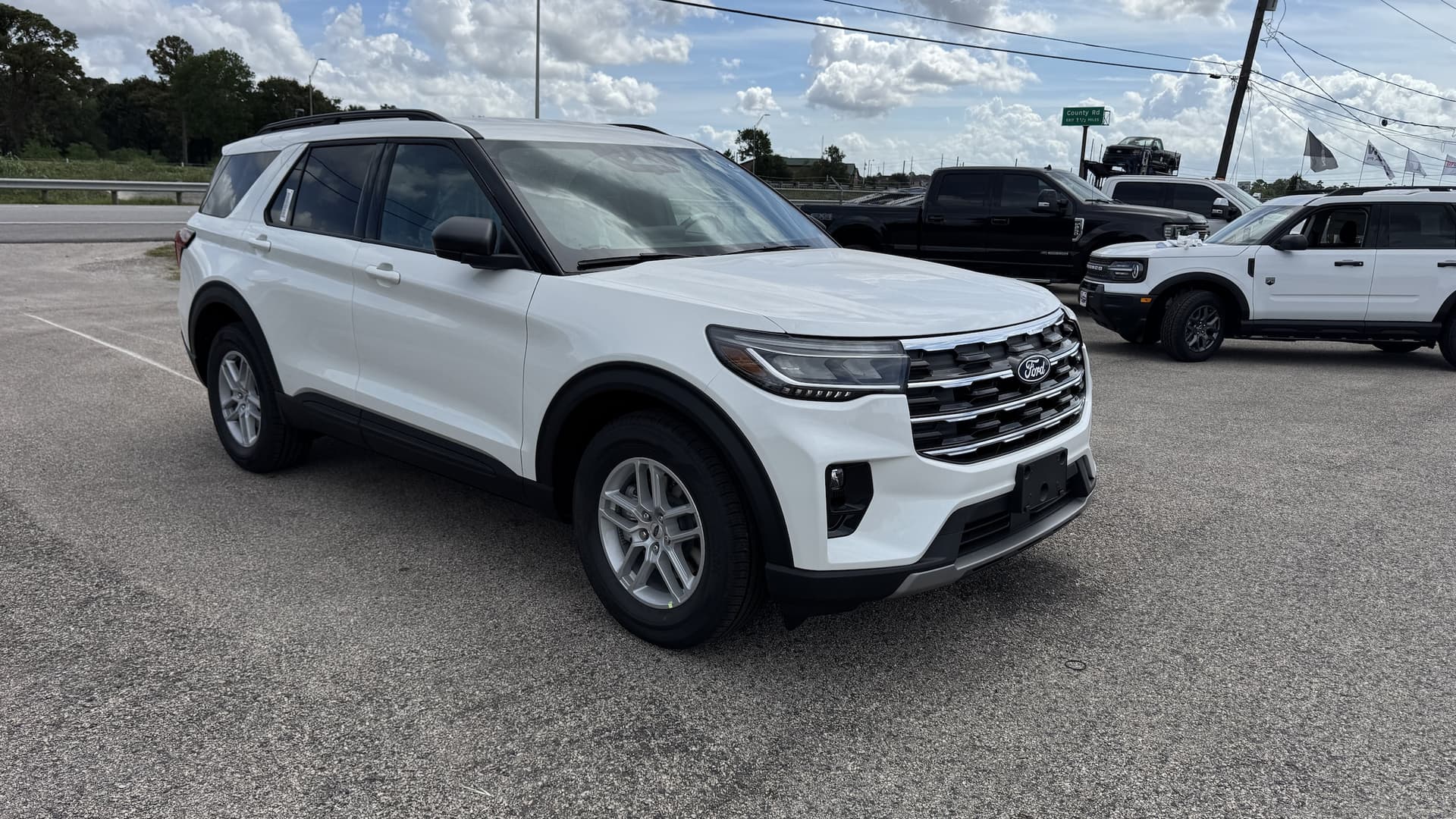 2027 Ford Explorer Base — photo 1 of 20