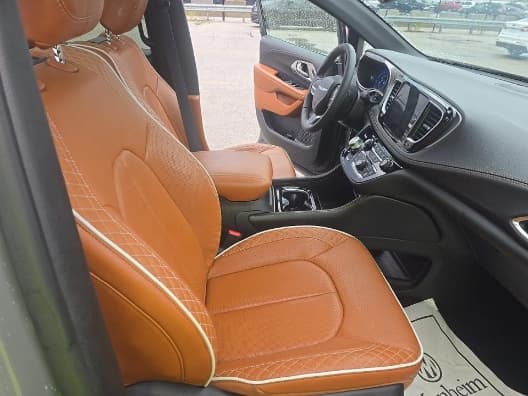 2025 Chrysler Pacifica Pinnacle — photo 1 of 11