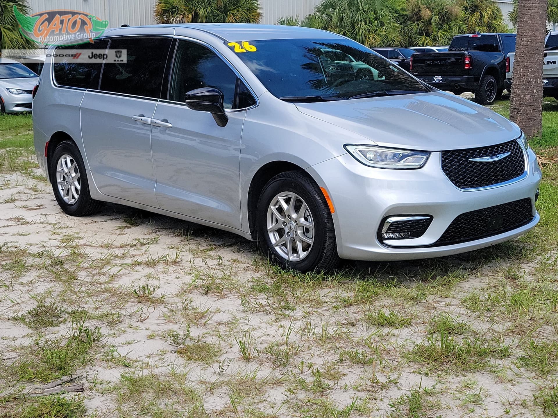 2026 Chrysler Pacifica Select — photo 1 of 28