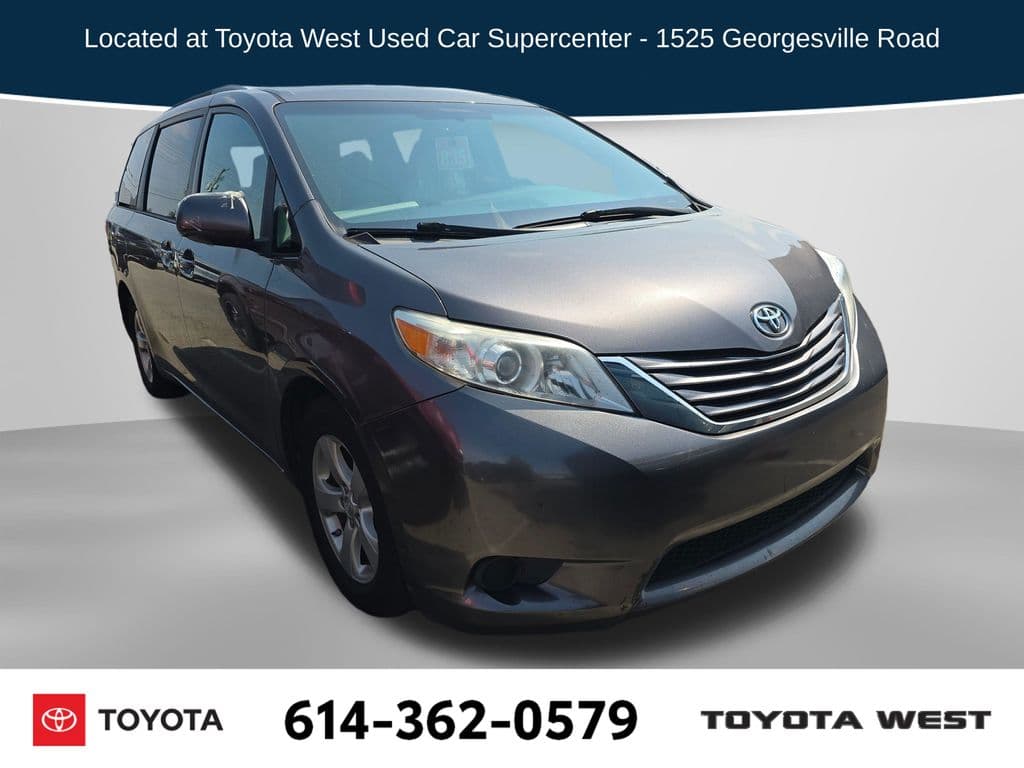 2017 Toyota Sienna LE — photo 1 of 17