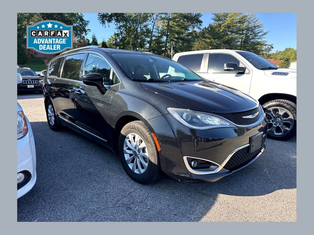 2019 Chrysler Pacifica Touring L — photo 1 of 7