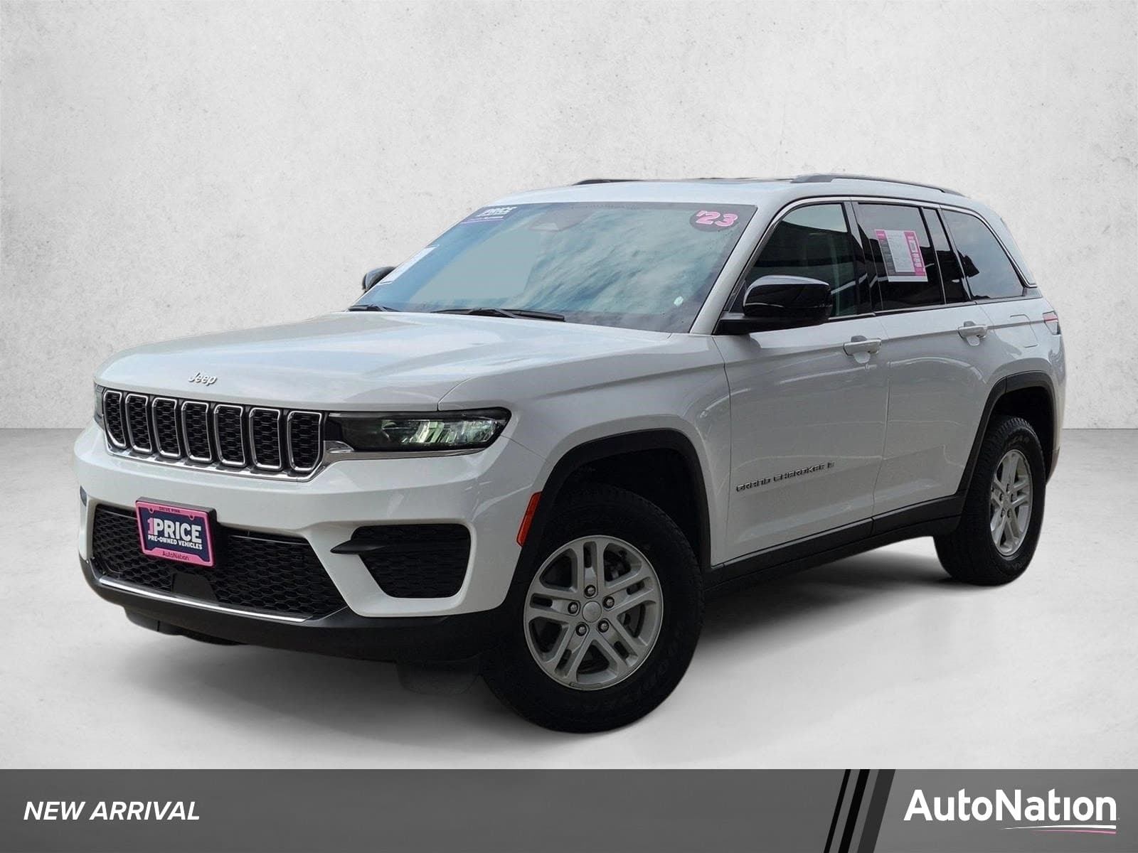 2023 Jeep Grand Cherokee Laredo — photo 1 of 30