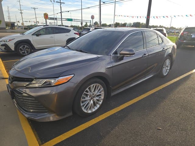 2020 Toyota Camry Hybrid XLE — photo 1 of 4