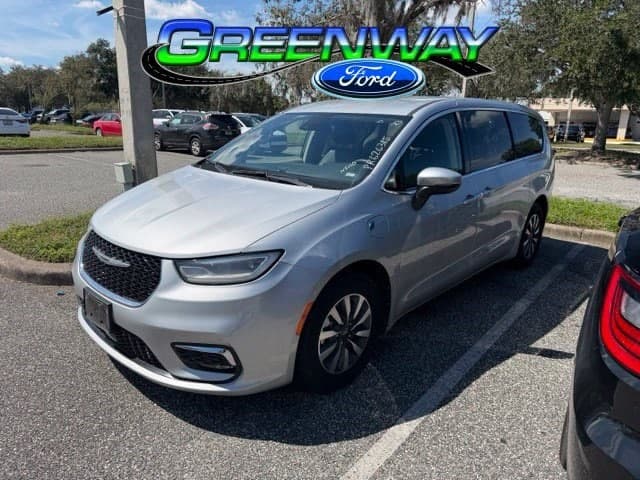 2023 Chrysler Pacifica Touring L — photo 1 of 26