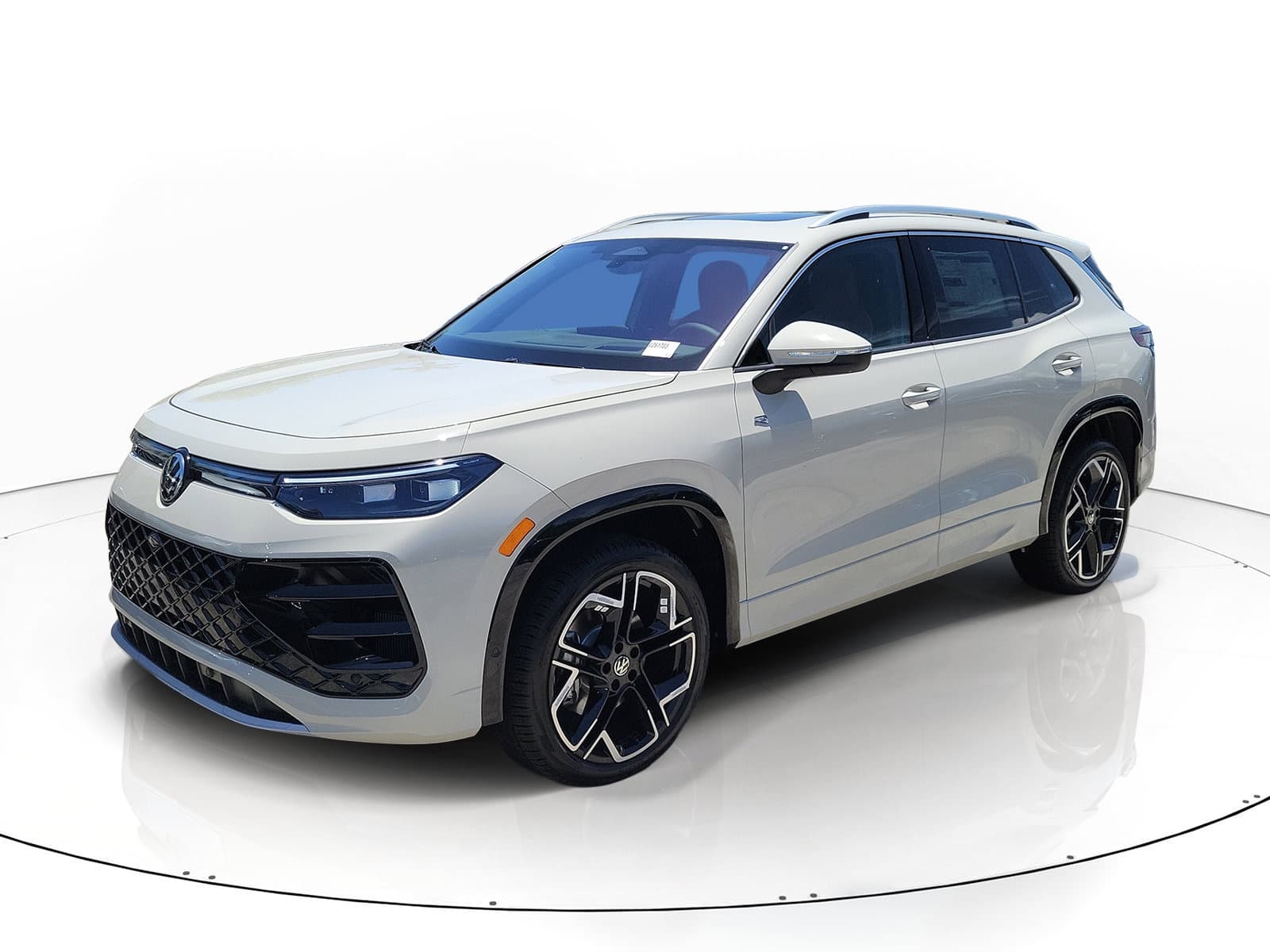 2026 Volkswagen Tiguan SEL R-Line Turbo — photo 1 of 17