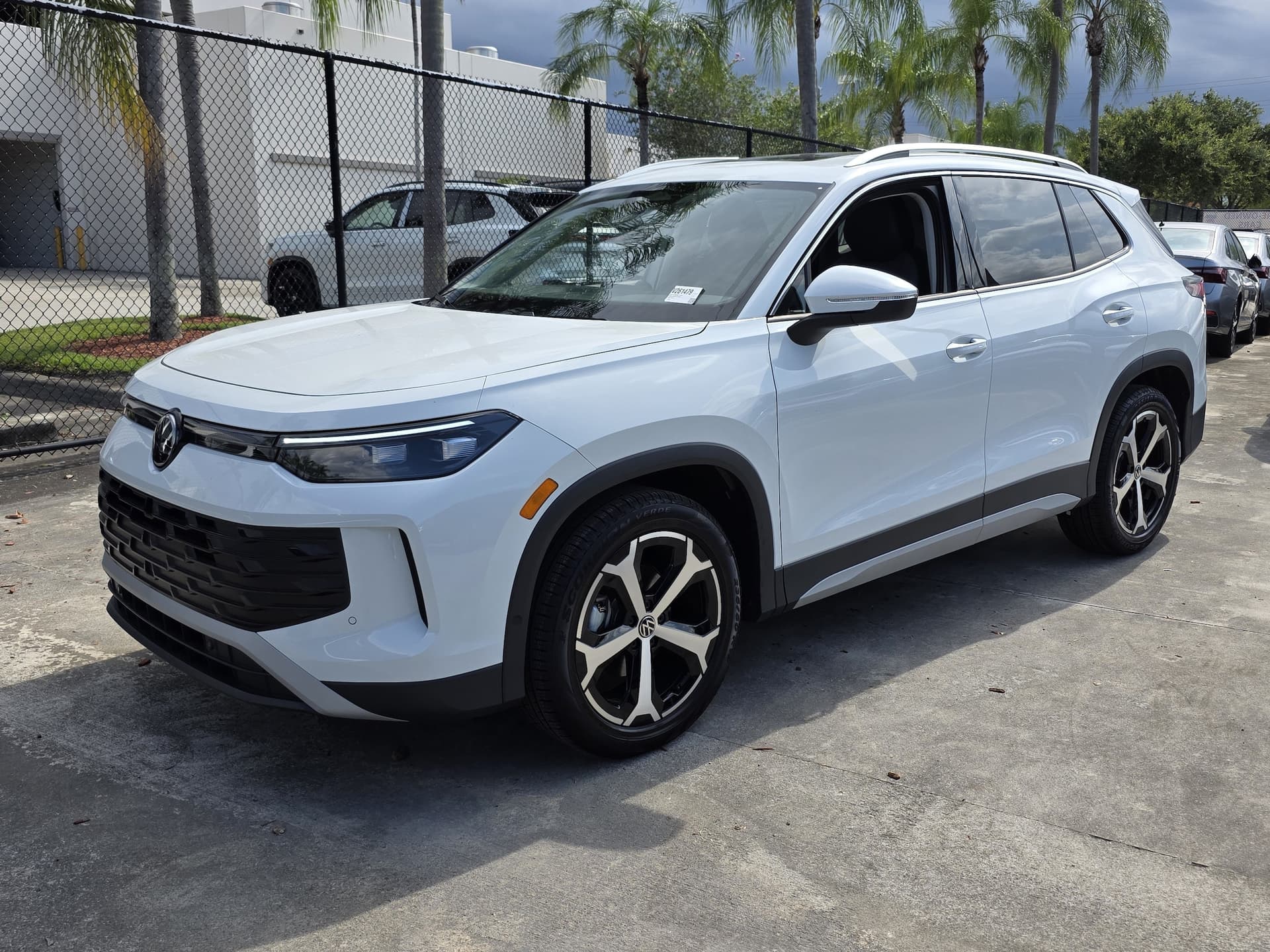 2026 Volkswagen Tiguan SE — photo 1 of 18