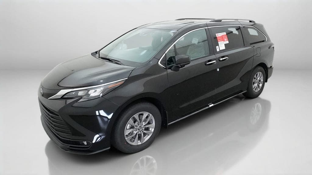 2026 Toyota Sienna XLE — photo 1 of 18