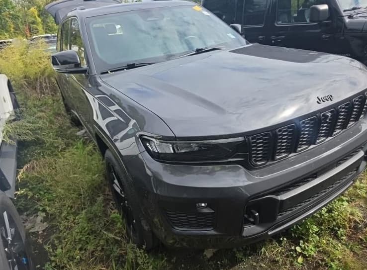 2022 Jeep Grand Cherokee Overland — photo 1 of 5