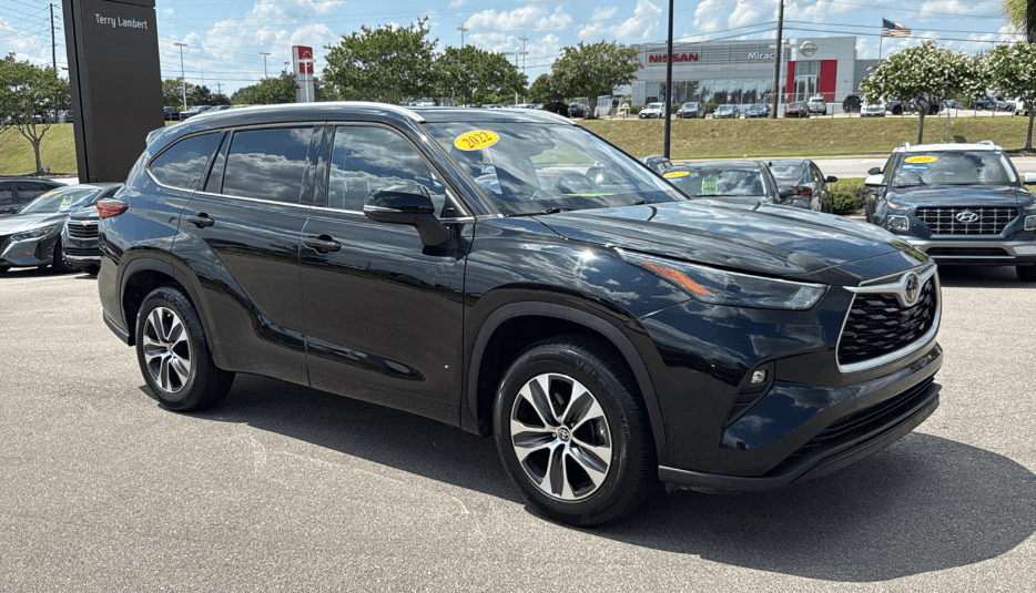 2022 Toyota Highlander XLE — photo 1 of 8
