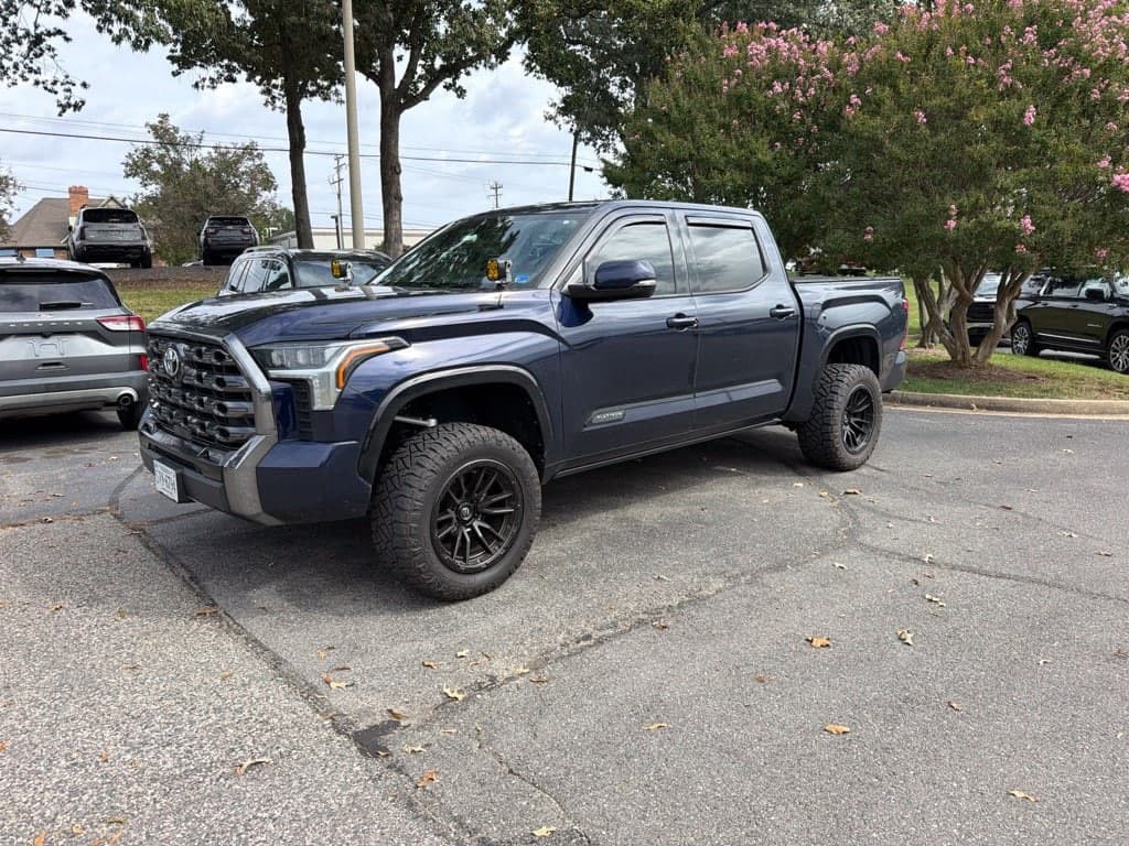 2022 Toyota Tundra 4WD Platinum — photo 1 of 10