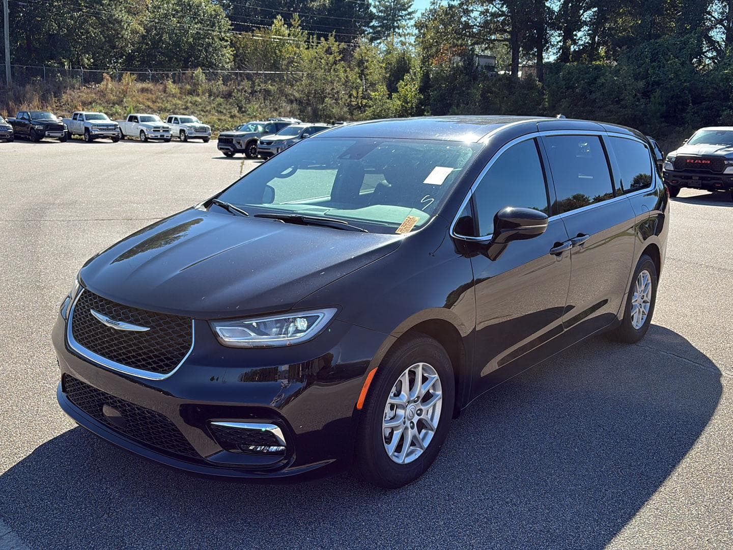 2026 Chrysler Pacifica Select — photo 1 of 11