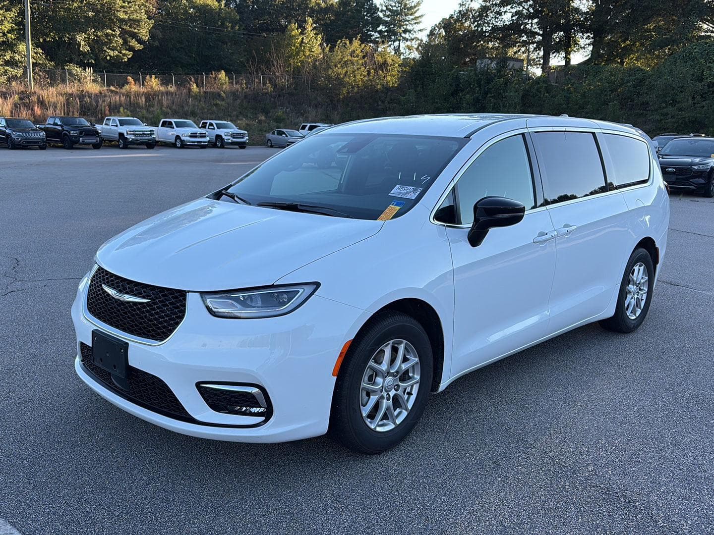 2026 Chrysler Pacifica Select — photo 1 of 11