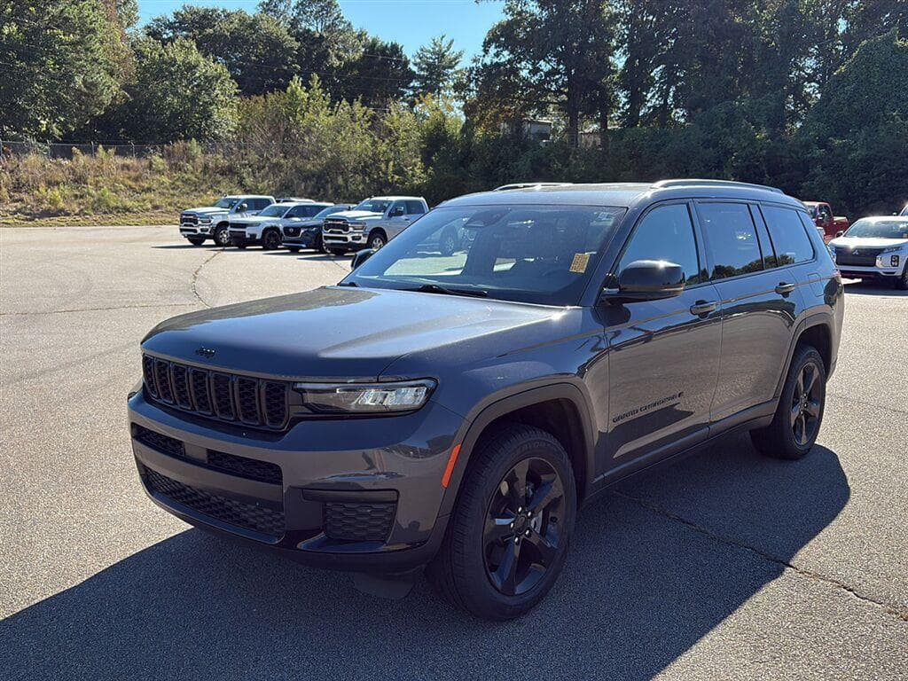 2023 Jeep Grand Cherokee L Altitude — photo 1 of 10