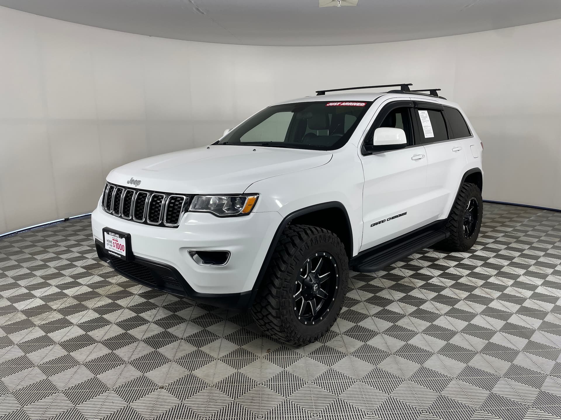 2019 Jeep Grand Cherokee Laredo — photo 1 of 24