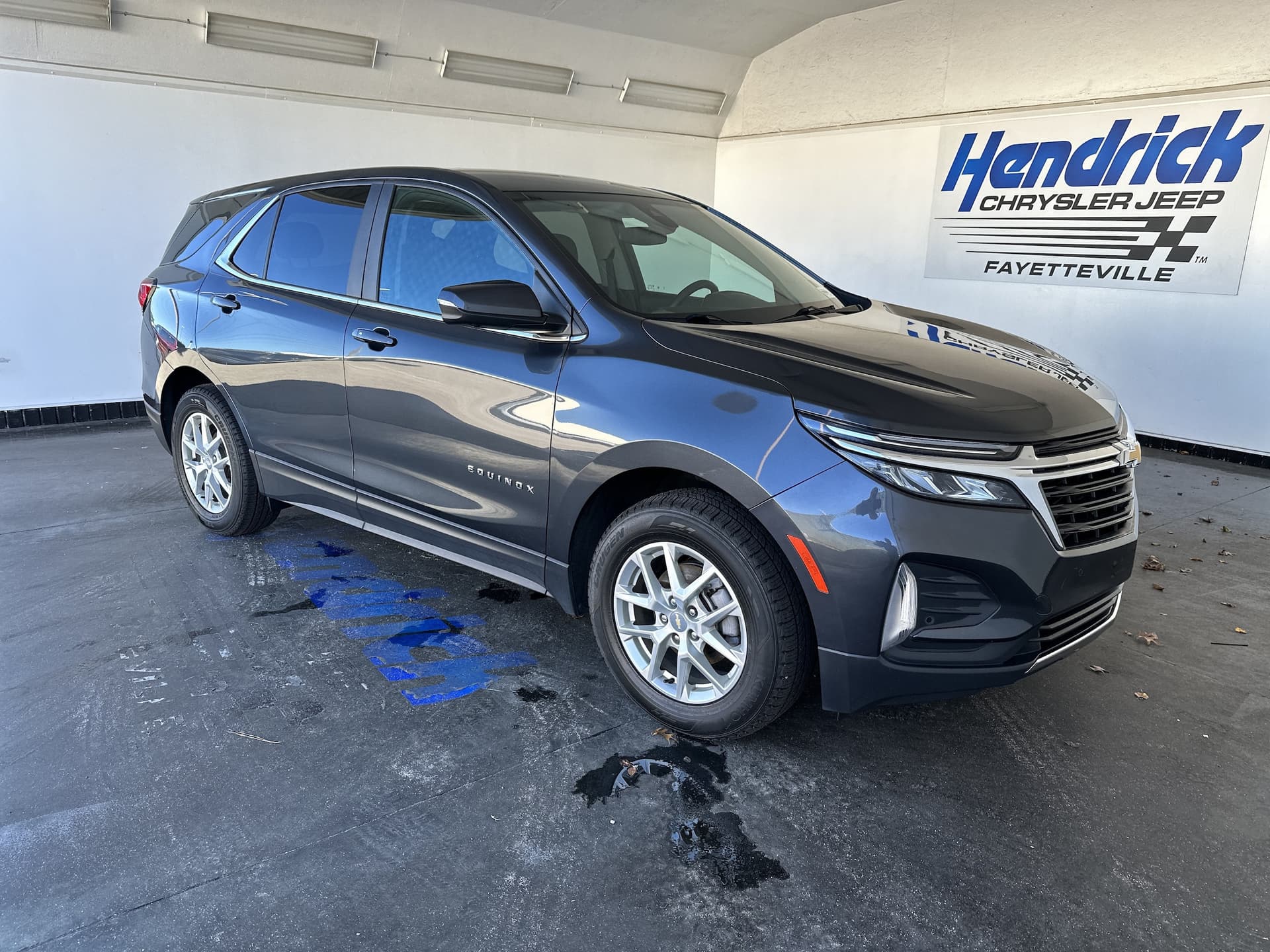 2023 Chevrolet Equinox LT — photo 1 of 35