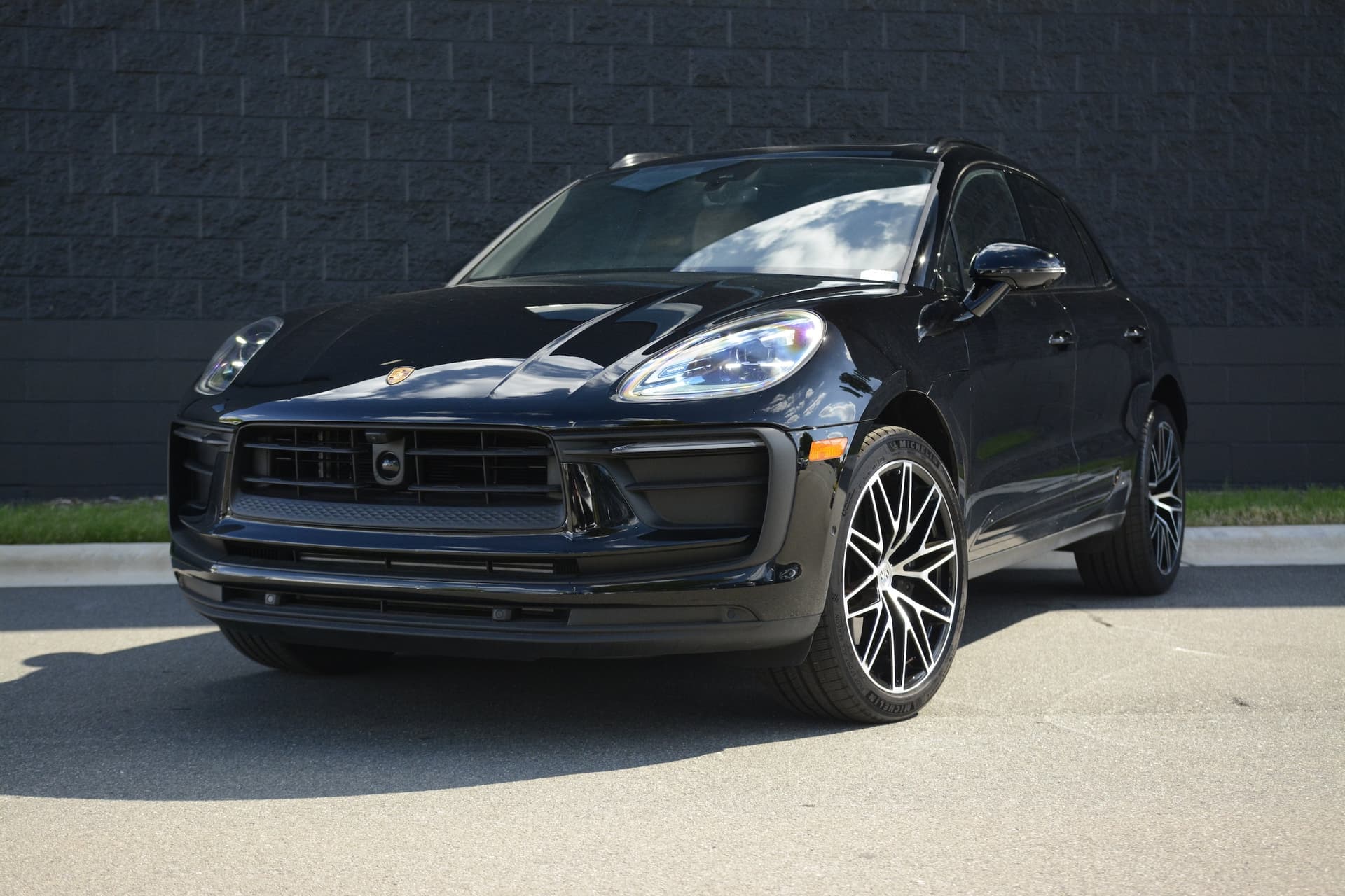 2026 Porsche Macan Base — photo 1 of 40