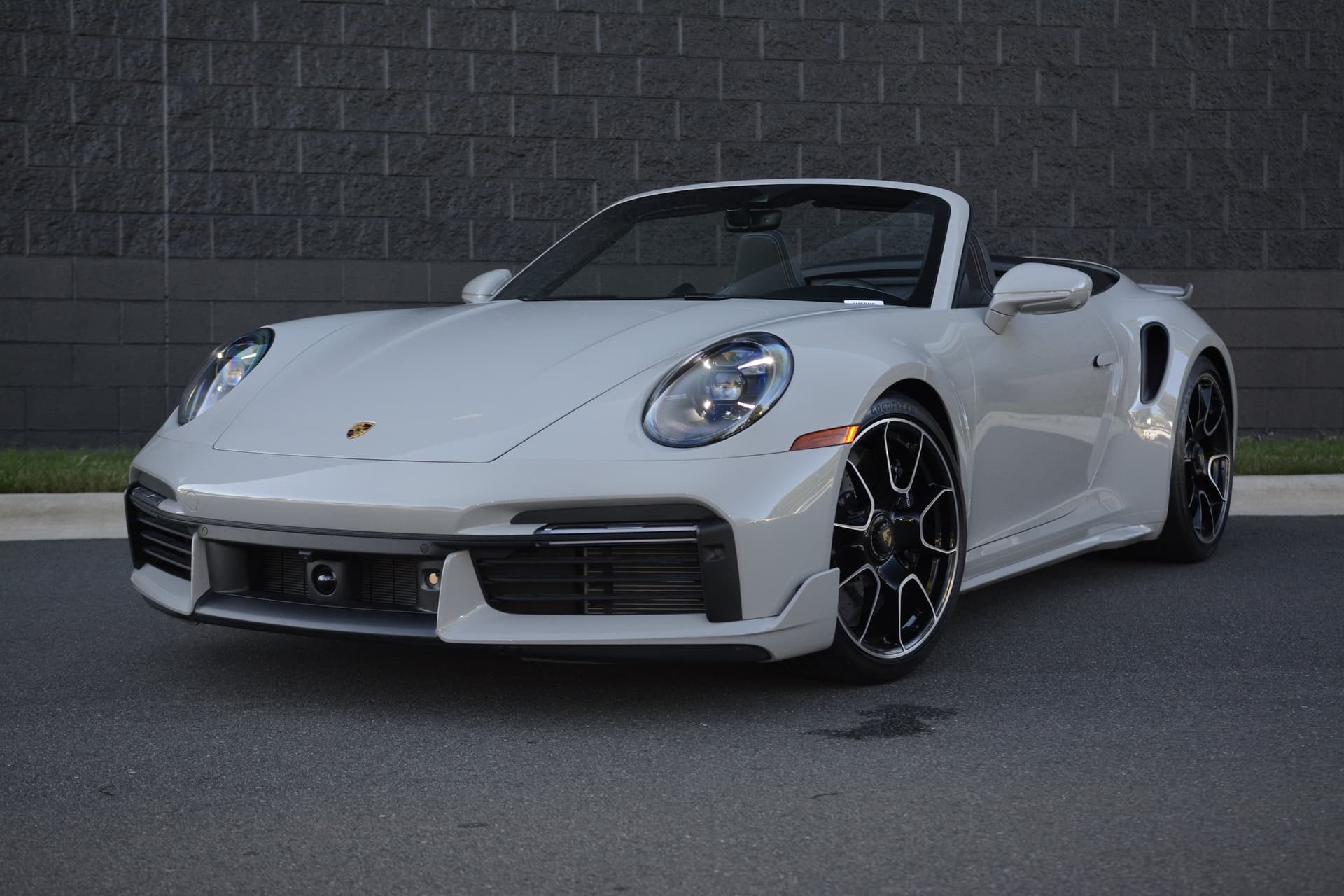 2025 Porsche 911 Turbo S — photo 1 of 40