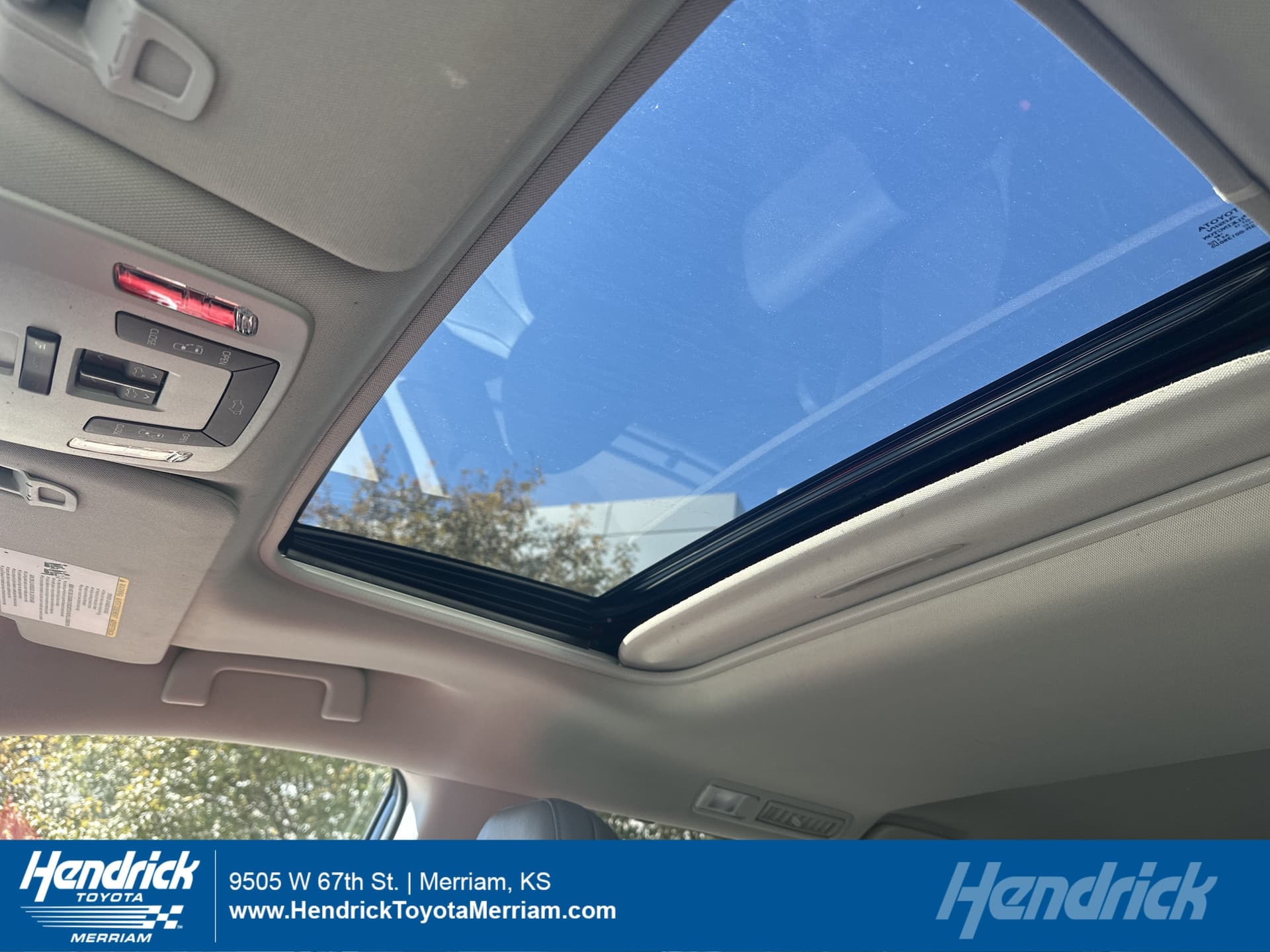 2022 Toyota Sienna XLE — photo 1 of 36