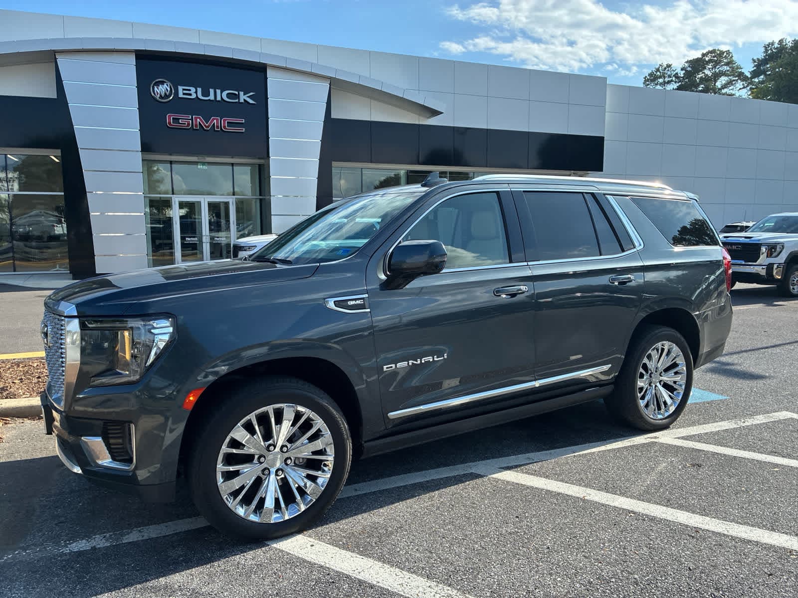2021 GMC Yukon Denali — photo 1 of 5