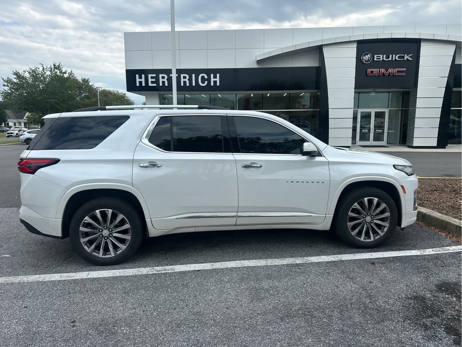 2023 Chevrolet Traverse Premier — photo 1 of 4
