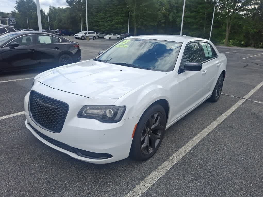 2023 Chrysler 300 Touring — photo 1 of 4