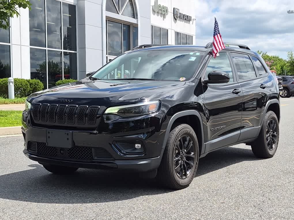 2023 Jeep Cherokee Altitude Lux — photo 1 of 20