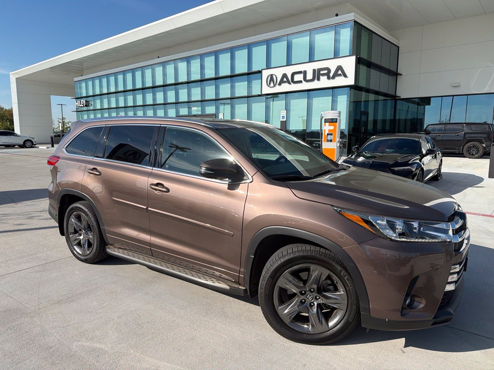 2019 Toyota Highlander Limited Platinum — photo 1 of 10