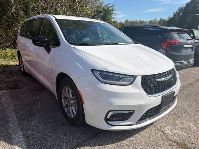 2025 Chrysler Pacifica Select — photo 1 of 11