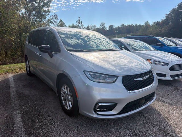 2026 Chrysler Pacifica Select — photo 1 of 11