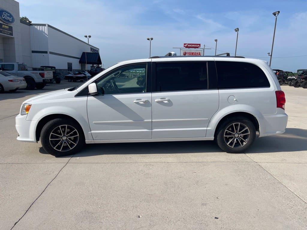 2017 Dodge Grand Caravan SXT — photo 1 of 5