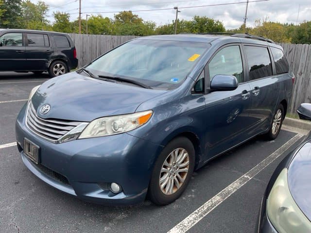 2016 Toyota Sienna XLE — photo 1 of 4