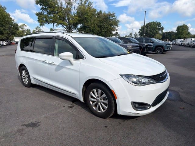 2019 Chrysler Pacifica Touring L — photo 1 of 23