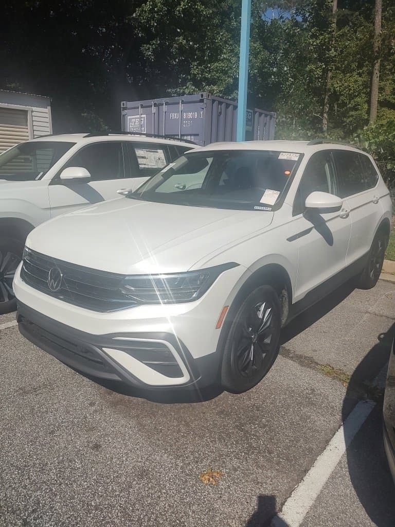 2023 Volkswagen Tiguan Base — photo 1 of 10