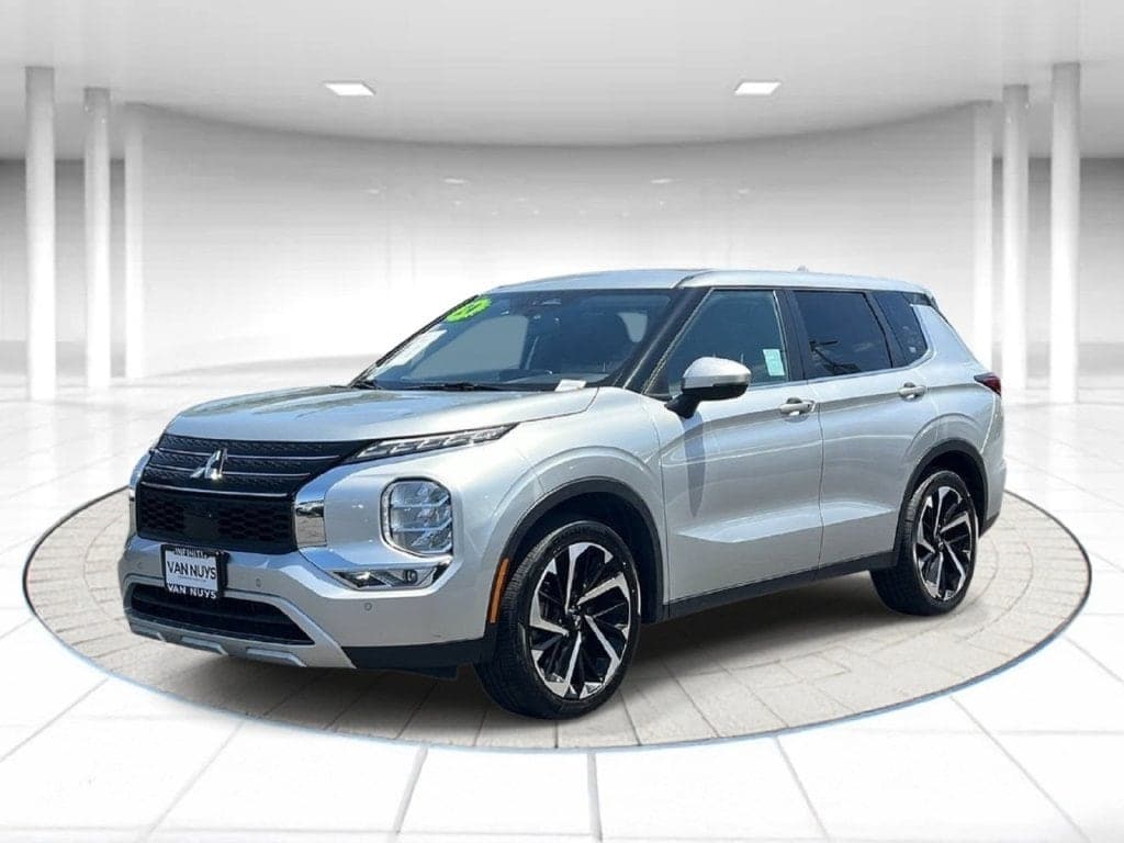 2024 Mitsubishi Outlander SE Black Edition — photo 1 of 40